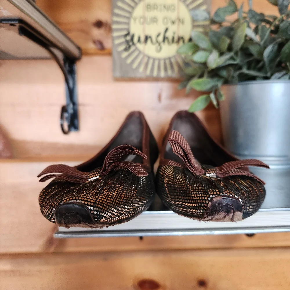 Via Spiga 💜 Ballet Flats Point Toe Gold Brown Metallic Leather Shoes Bow 5.5 M‎
